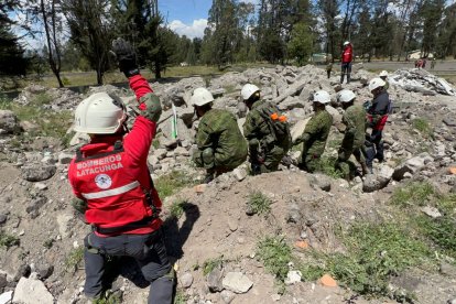 Los rescatistas simularon la ayuda a una persona herida que se encontraba bajo las
estructuras colapsadas.