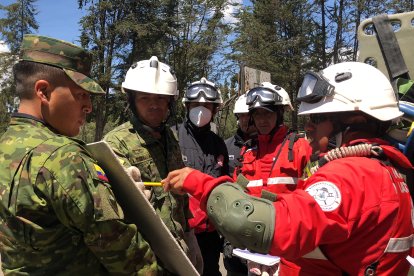 Previo a la intervención en la zona de estructuras colapsada realizan un análisis del
área.