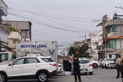 Al lugar de los hechos llegaron funcionarios de criminalística para hacer el levantamiento del cadáver.