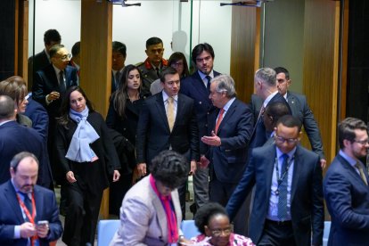 El presidente ecuatoriano, Daniel Noboa (c), mientras es recibido por el secretario general de la ONU, António Guterres