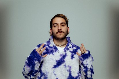 Tres dedos es un artista ecuatoriano que actualmente radica en Estados Unidos.