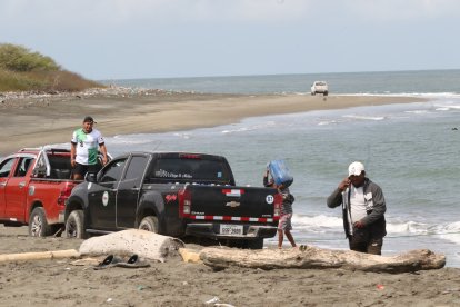 La única forma de transportar objetos pesados hacia el otro lado de la isla es a través de camionetas fletadas. Las personas se agrupan para asumir este gasto y llegar más rápido.