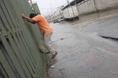Edison Jama tuvo que regresarse porque no quiso correr riesgos al intentar pasar por una parte angosta.