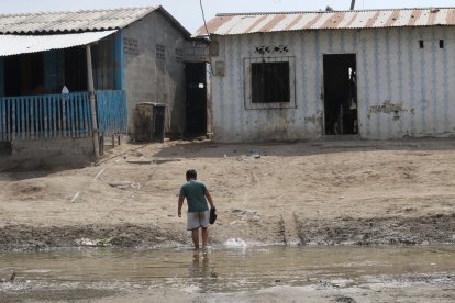 En Campo Alegre, los habitantes tienen que  ‘majar lodo’ para cruzar la comuna. Llevan años clamando por un puente, pero la Alcaldía no cumple.