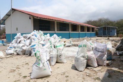 Una escuela de la isla luce abandonada, con sacos de tierra en los salones, en pleno año lectivo.