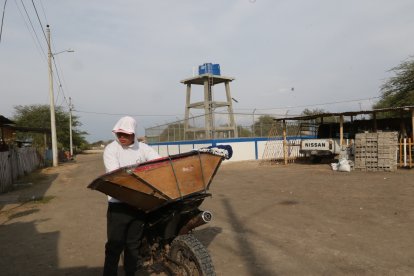 Hay muy pocas plazas de trabajo en la Isla. Algunos comuneros optan por el comercio ambulante para ganar algún dinero.
