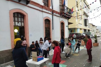 En las calles se realizan talleres para niños con estudiantes de artes.