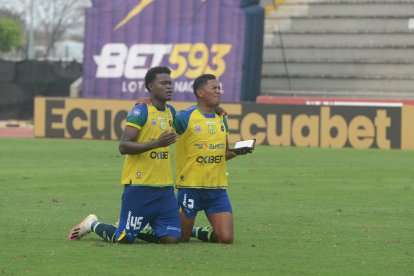 Del Gualaceo, Jhon Medina y Jhon Ontaneda con Biblia en mano de rodillas salió de la cancha del Chucho Benítez