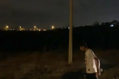 La gente se acercó para ver si había un cadáver en el interior.