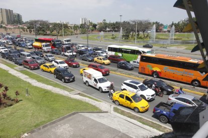 Para atravesar el intenso tráfico, conductores se toman varios minutos