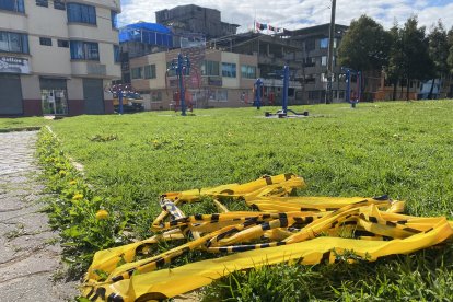 En el lugar todavía están las cintas con las que la Policía cercó la escena del crimen.