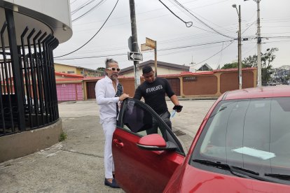 Marcelo Villacís ayuda a Dupleint a trasladarse a diferentes sitios cuando lo requiere.