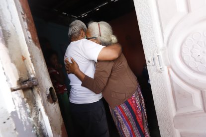 Con un abrazo, familiares de Ariana Rosales se brindan consuelo.