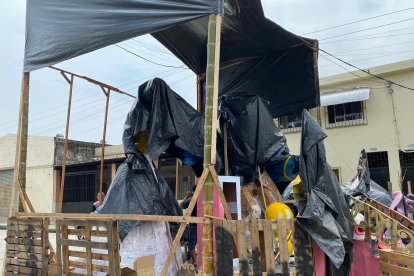 Jacobo Palacios protege su obra ‘La bella y la bestia’ con un techo hecho con cañas y fundas. Cruza los dedos para que El Niño no se desate.