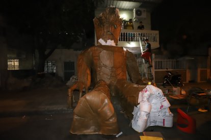 Julio Urgilés 
crea su ‘viejo’ de Donkey Kong por partes, para poder cubrirlo con 
resina.