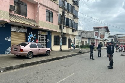 La mujer salía de una vivienda y se embarcó en su auto cuando fue sorprendida a bala.