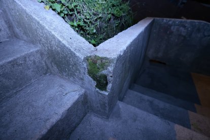 Hay tramos en los que el cemento se ha desprendido.