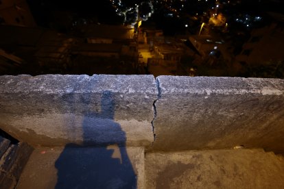 Algunas grietas también pueden ser vistas en el camino.