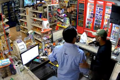 Los delincuentes se llevaron dos celulares y 1 ‘luca’ de una panadería.