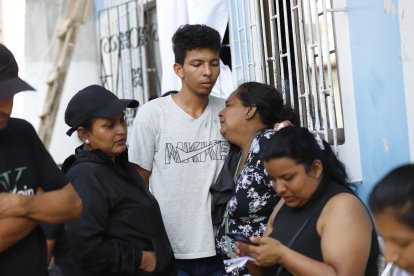 La abuela materna de los niños llora desconsolada, perdió a sus 4 nietos y su hija está grave.