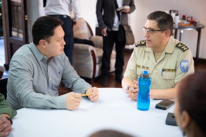 Cristian Zamora, alcalde de Cuenca, en reunión con la Policía.