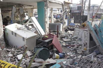 La explosión destruyó los locales comerciales que funcionaban en la vivienda.