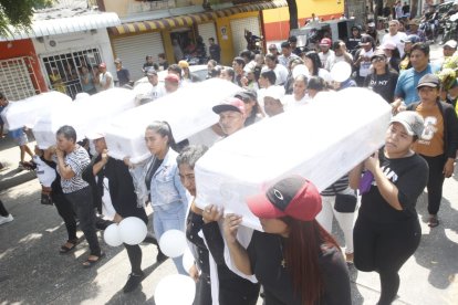 Las víctimas de la matanza fueron despedidos entre el dolor de sus familiares.