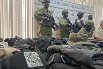 Se realizaron varios allanamientos y se encontraron ropa militar y gorras con logotipos referentes a banda delictiva.