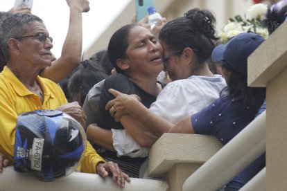 Olga Jordan llora desconsolada la muerte de sus cuatro nietos. Los niños vivían en el mismo inmueble en que ella habitaba.