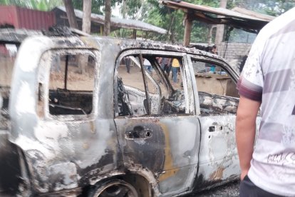 Uno de los automotores que quedaron destruidos en el sitio.