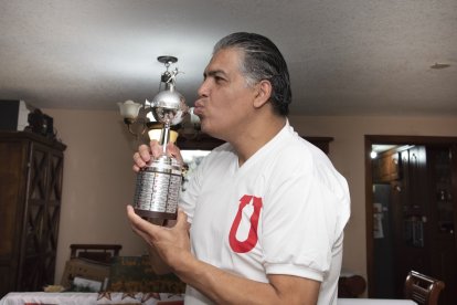 Diego Escandón tiene una réplica de la Copa Libertadores que ganaron los albos en 2008.