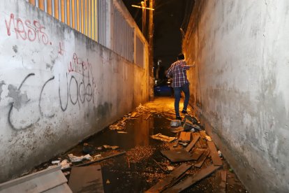 Los transeúntes utilizan tablas y piedras para atravesar las aguas estancadas.