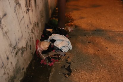 El oscuro callejón es utilizado como fumadero y botadero de basura.