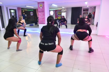El twerking es un ejercicio exigente para acondicionar el cuerpo.