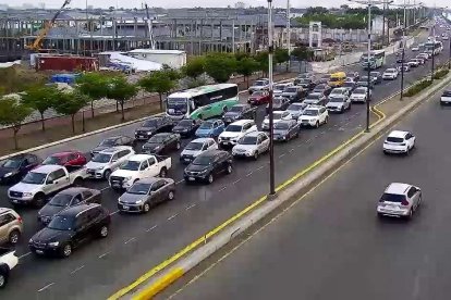 Congestionamiento vehicular en la av. Samborondón, este 16 de diciembre.