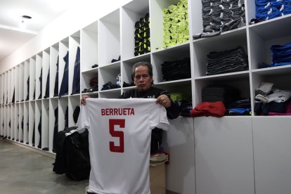 Wachito guarda como recuerdo una camiseta que le regaló el uruguayo Carlos Berrueta.