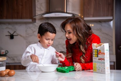 Lucas está mostrando su interés por la cocina.