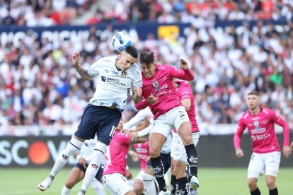Un balón aéreo es disputado por jugadores de LDU e IDV.