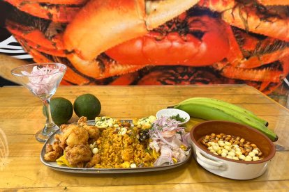 Este plato está compuesto por tres: arroz marinero, ceviche y mariscos apanados