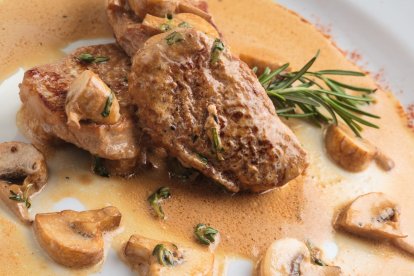 El lomo con champiñones es una opción ideal para loas carnívoros de la casa