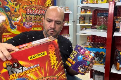 Eduardo Azar junto a dos de sus productos pirotécnicos más vendidos.