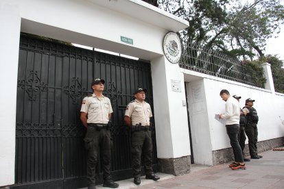 Miembros policiales fueron ubicados en la parte externa de la Embajada de México.