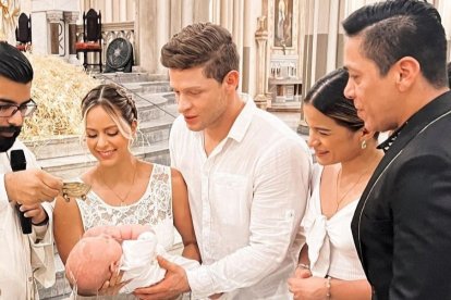 Carlos Menéndez es padrino de Kimberly Cedeño, su hermana Ashley y ahora del pequeño Juliancito.