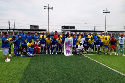 Los amigos del fútbol portaron una gigantografía con la foto de Leonardo Borja.