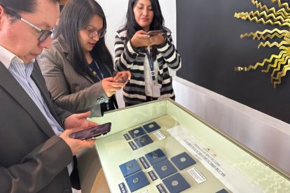 Los ecuatorianos van conociendo las nuevas monedas.