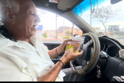 Los sobres con valeriana, sen, flor de jamaica y otros forman parte de su variada oferta en el taxi.