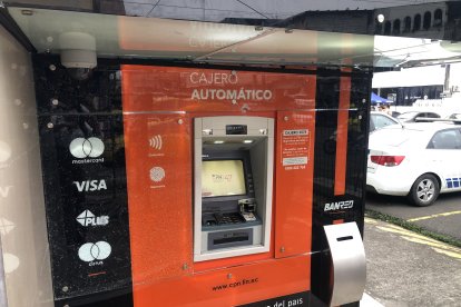 El cajero también recibió impactos de bala.