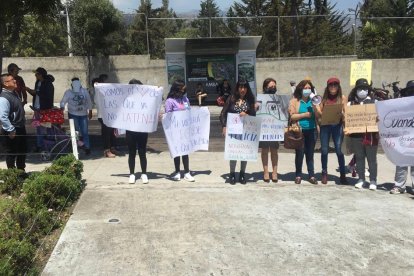 Mujeres estaban con carteles ante la medida que recibieron los implicados.