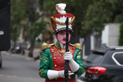 Metido en el personaje, con una marcha estilo militar, el ‘almirante’ pasa entre los vehículos en busca de cualquier colaboración.