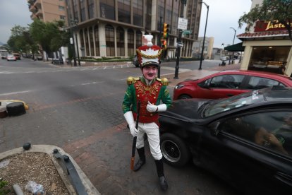 Edgar hace su acto en las calles 9 de Octubre y Carchi